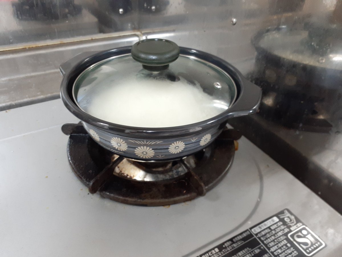 Simlug's tweet image. ホーローの土鍋を買った。
ご飯を炊いています。