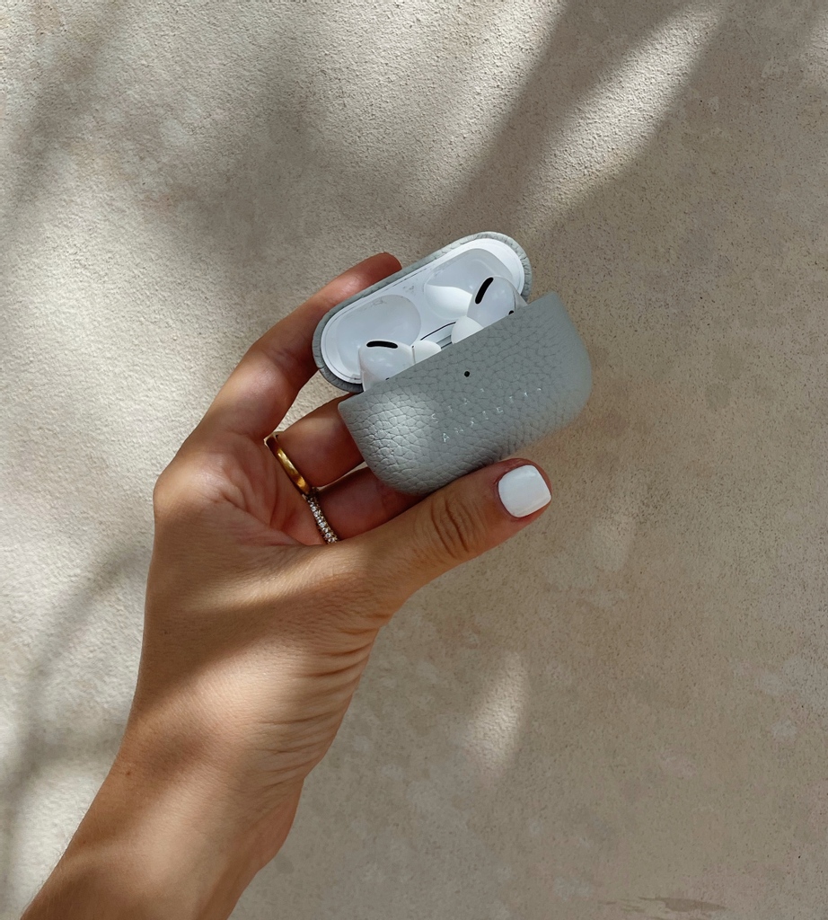 StatusAnxiety's tweet photo. No strings attached ❌⁠
Our new leather AirPod case 'Miracle Worker'

https://t.co/B1SPTj1Q1y https://t.co/c9H9FMaW1N