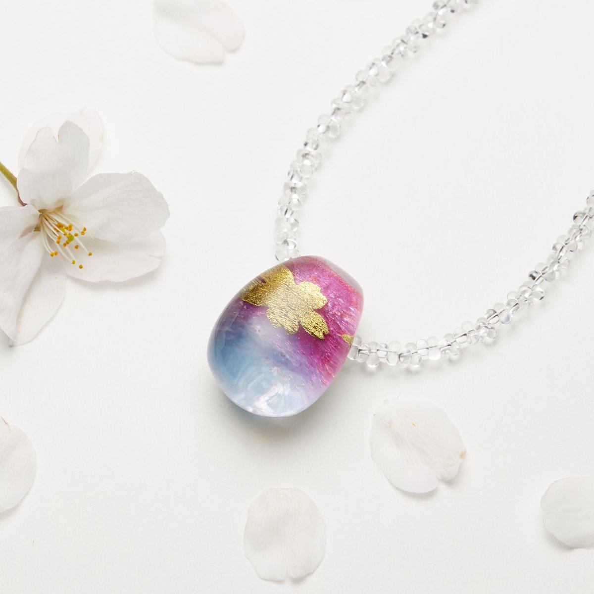 桜 ネックレス 風に舞う春のあざやかな風景をガラスで表現しました こちらもオーバルと同じように 桜は金箔を桜型に切ってガ 21 04 13 湘南台の生活 便利 Noguchi Glass ふじさわびと