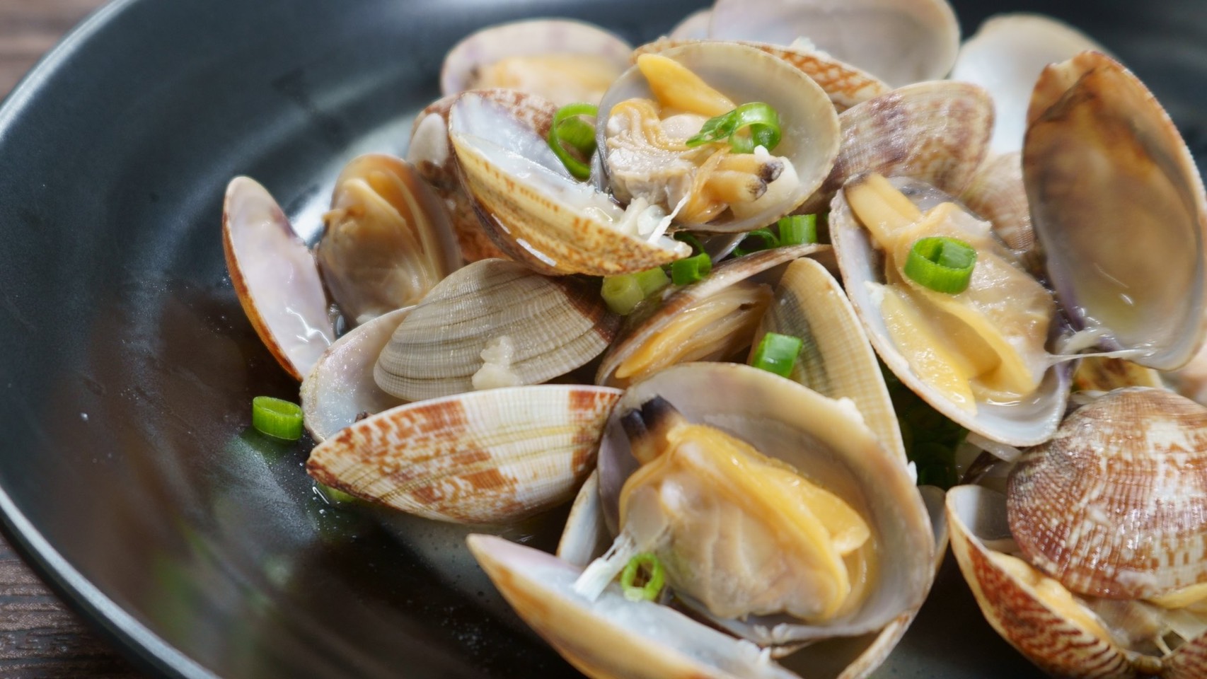 リュウジ 料理のおにいさんバズレシピ これはタダの酒蒸しじゃない 旨味の爆弾です 至高の酒蒸し 煮汁を煮詰めてソース化することで 最高の旨味を持った酒蒸しを作りました 酒とアサリはこんなに旨味があったのかと驚くと思います 是非この美味しさを