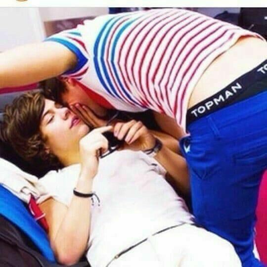 larryollvr's tweet photo. Pov:vc queria ser uma abelhinha pra ouvi o que eles estão cochichando.#LarryStylinson #1D #herrystyles #louistomlins https://t.co/ejA02GsQsn
