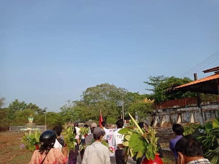 thintthawkaung's tweet photo. Despite bloodiest repression there in #Bgao, people have never fail to go out and protest against the regime by staging #PotStrike. Deep respect to each one of you. Photo crd. #WhatsHappeningInMyanmar #Apr13Coup #NoFlyZone https://t.co/ES0SQJoLvA