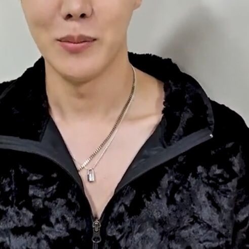 rmpolemic's tweet photo. hoseok pelo amor de deus https://t.co/ntVWCd6BkN