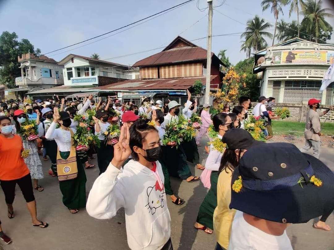HanNiSoe5's tweet photo. Dawe teachers and engineers protesting today in Thingyan a-kyo day. 
#WhatsHappeningInMyanmar 
#Apr13Coup https://t.co/cJbXDzr6yG