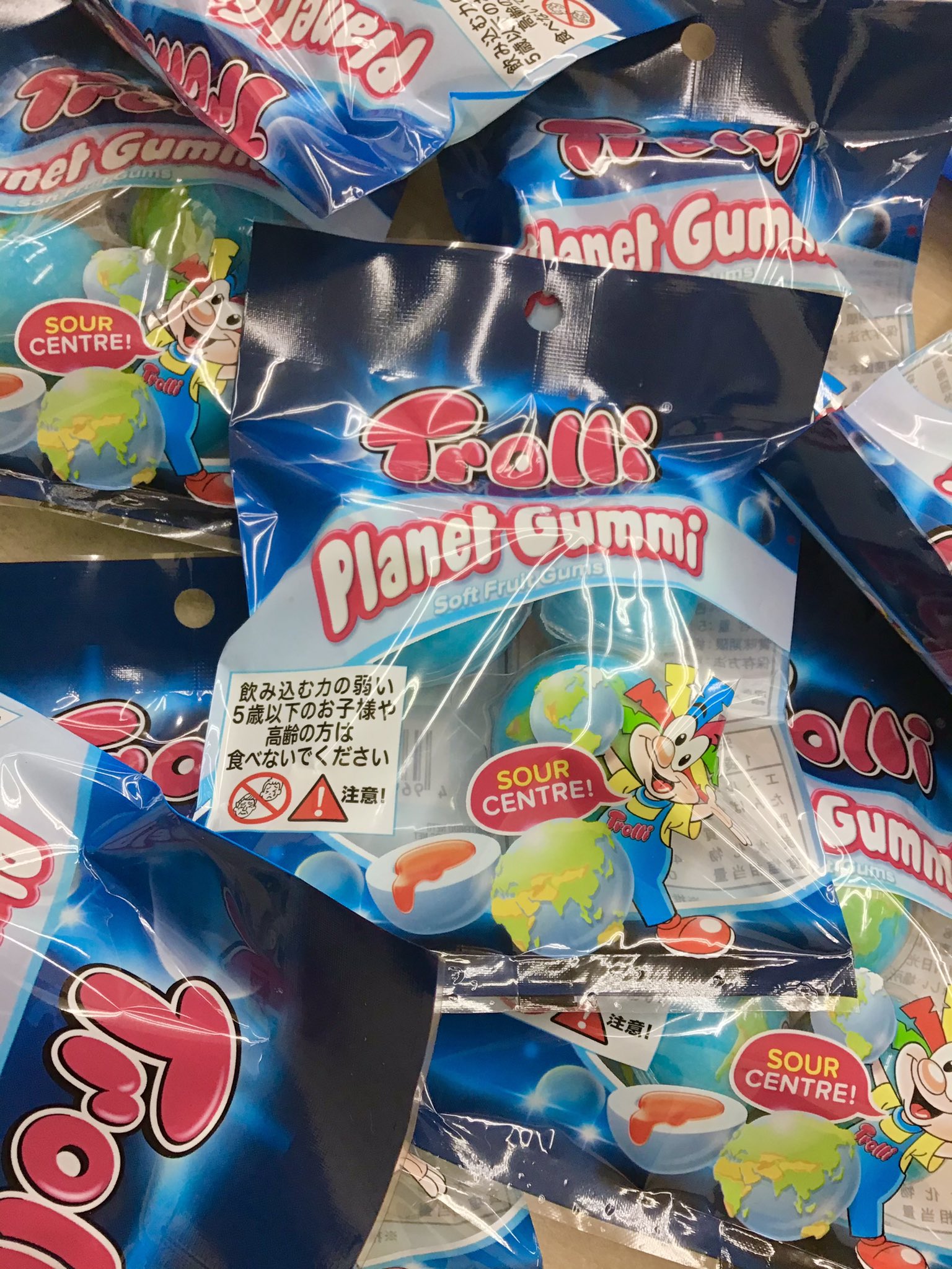サンキューマートイオンタウン郡山店 地球グミ 地球グミが再入荷しました 弾力のあるグミの中に甘酸っぱい赤いソース入り 数に限りがあるのでお早めに こちらの商品は1つで390円 税込421円 です T Co 3xcgiilb7p