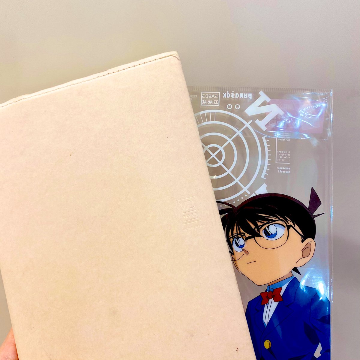 公式 名探偵コナンプラザ そごう広島会場 新商品 スケジュール帳等にピッタリの A5サイズクリア下敷 下敷の用途以外にもお楽しみが クリア素材のため 犯人追跡メガネの後ろに背景が写り 捜査写真が撮れちゃいます このコナン君の神妙な 公式 名探偵コナンプラザ そごう広島会場 新商品 スケジュール帳等にピッタリの A5サイズクリア下敷 下敷の用途以外にもお楽しみが クリア素材のため 犯人追跡メガネの後ろに背景が写り 捜査写真が撮れちゃいます このコナン君の神妙な
