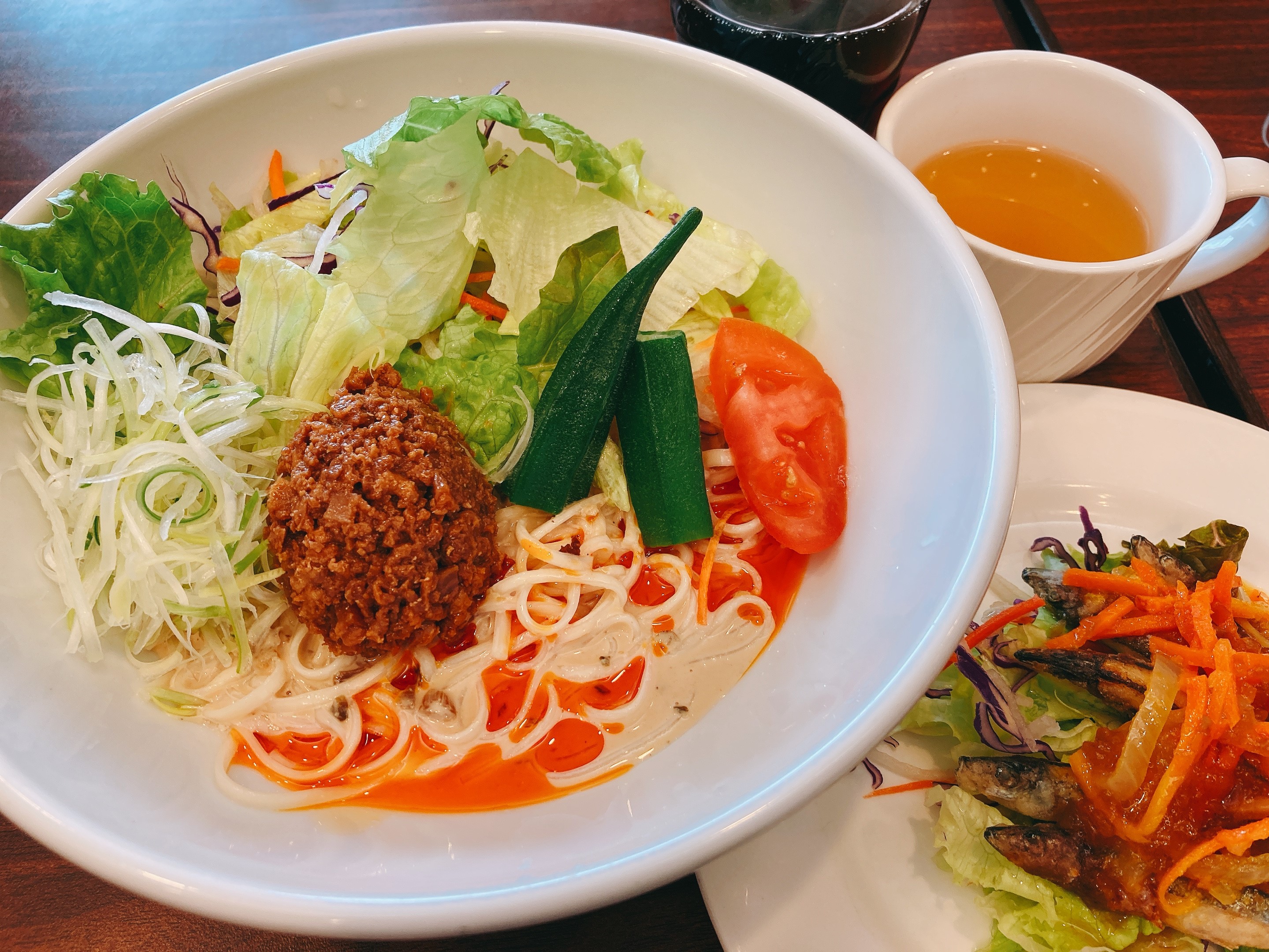 ジョナサン 公式 昨日皆さんにおすすめしたら 食べたくなってしまい ランチに食べちゃいました 秋田無限堂の 稲庭うどん 豆乳胡麻だれのピリ辛冷製タンタン仕立て もちろんジョナ得セットで ピリ辛だけどクリーミーでお野菜たっぷり やみつき
