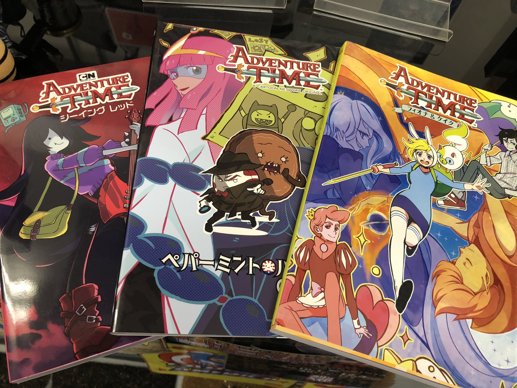 トイ コミックのガリンペイロinakihabara コミック アドベンチャータイム も好評販売中 フィンとジェイクが失踪 2人を探してニューヒーロー誕生 ペパーミント バトラーの事件簿 新コンビ結成 ジェイク退屈しのぎの大冒険 シーイング