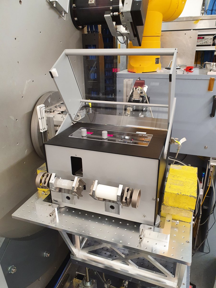p021_desy's tweet image. First light for our new Insolido IST 636 shaker ball mill, waiting for exciting mechanochemical reactions! (with @svengraetz @Borchardt_Group) #desy #powderdiffraction #beamline #mechanochemistry #experimentalsetup #ballmill #Insolido