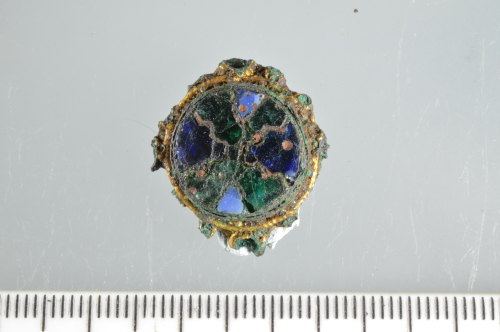 This bougie Viking Age disc-type brooch caught my eye during some compilation work, and I believe it needs to be shared. 

finds.org.uk/database/artef…
