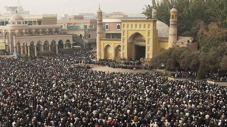 Burası Çin’in soykırım uyguladığı Doğu Türkistan’ın Kaşkar şehri iydgah cami. Bugün bu muhteşem görüntüden eser yok. Çünkü Uygurlar kamp ve cezaevlerinde. Minareler ezansız, camiler cemaatsiz. Ramazan-ı şerif’iniz mübarek olsun.