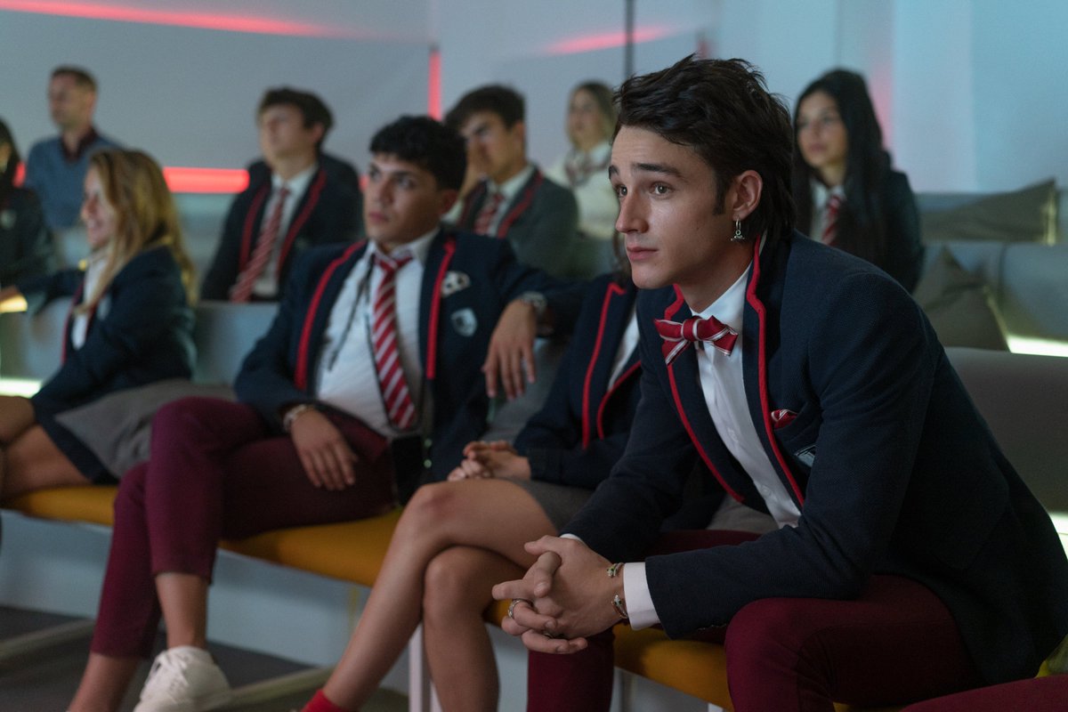 NetflixFR's tweet photo. Température prévue pour la rentrée : (très) chaude. 

Élite saison 4, le 18 juin. https://t.co/wknOsFE5WJ