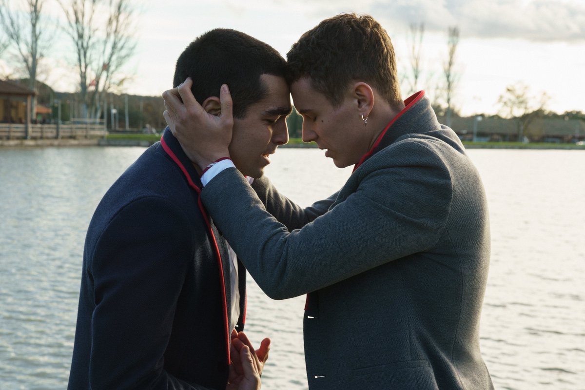 NetflixFR's tweet photo. Température prévue pour la rentrée : (très) chaude. 

Élite saison 4, le 18 juin. https://t.co/wknOsFE5WJ