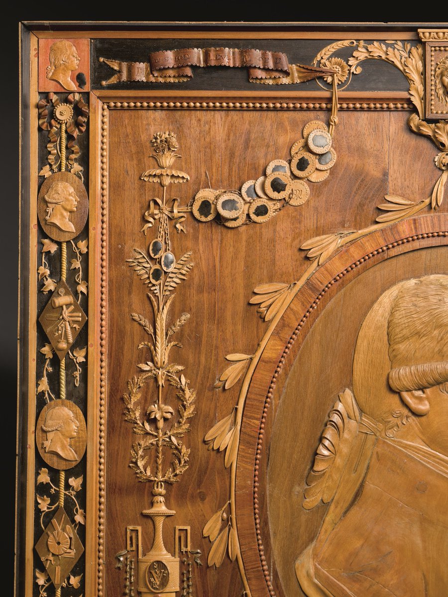 ...El trabajo primoroso de la madera y los increíbles detalles, como esta ristra de medallas efigiadas con perfiles todos diferentes...