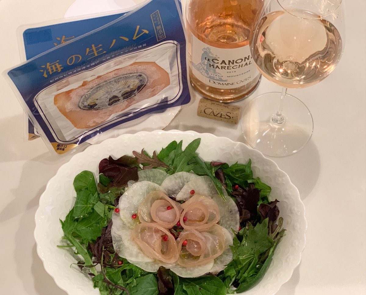 vin_fumiko's tweet photo. メルシャンのオーガニックワイン×食品ロスの削減に努めるバリュードライバーズが2020年7月から開始した産直tabeloopのコラボ! オンラインセミナー後、サンプルで届いた脇口水産の“海の生ハム”をサラダに。ピンクペッパーとオリーブ��イルとお塩で😋　
#メルシャン #tabeloop  
https://t.co/MSJ82u4zmB https://t.co/qk8YNNwBjG