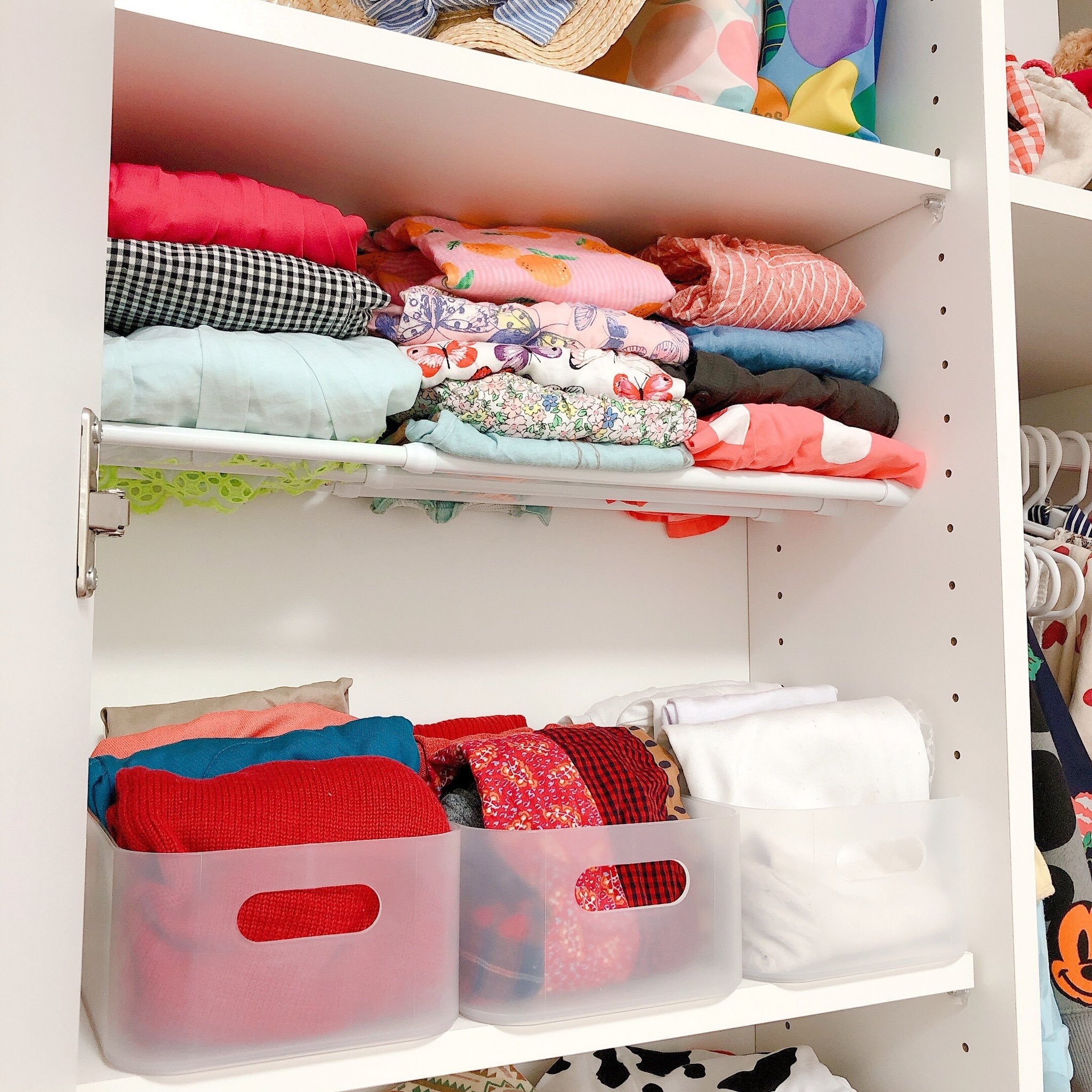 Twitter 上的 Tamami ラジオ 整理収納アドバイザー 整理収納サポートbeforeafter 子供 部屋クローゼット半分の奥行が22cmの子供服収納 100均のつっぱり棒を使って棚を増やし つっぱり棒棚にはお洋服を収納ケースにはインナーなどを収納しました お客様も大満足