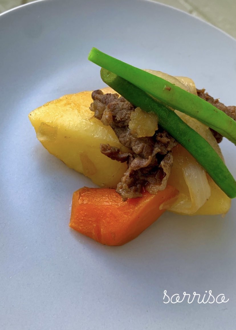 肉じゃが。

出汁から、取って作る肉じゃがは、とても香りが豊かで、上品な味の肉じゃがになります。

見た目も美しく出来て生徒さんが感動してました。

料理について学びたい方は、是非お越しくださいお待ちしてます。