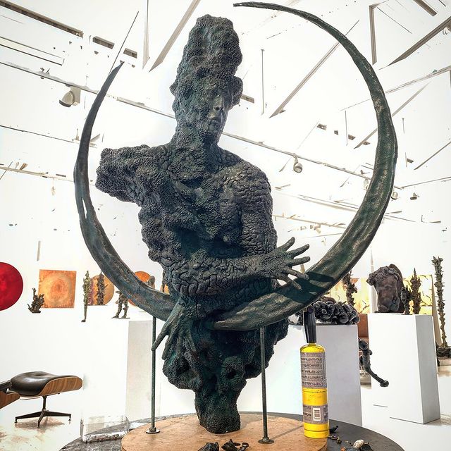 WSFoundry's tweet image. How gorgeous is @trzebinski_sculpture 's latest masterpiece “The man on the moon” !? 😮🌙 
.
.
To see more of his amazing creations, visit his studio at #thewoodstockfoundry or find him online at stanislawtrzebinski.com. 
.
.
.
#themanonthemoon
#bronzesculpture 
#capetownart