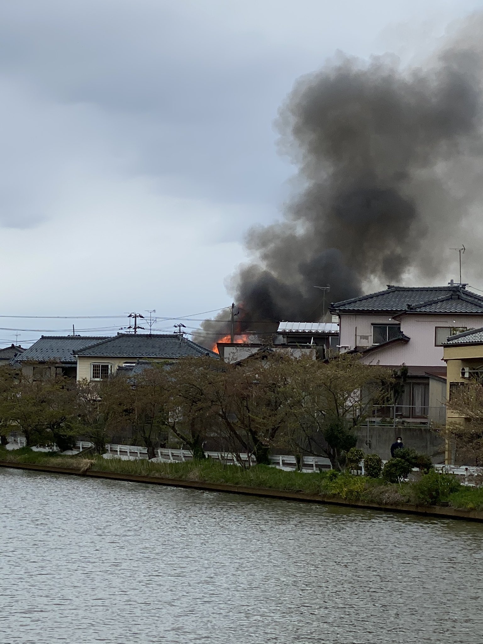 内野駅付近の建物火災の画像