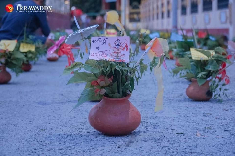 ZawWYA's tweet photo. ‘Atar Pot(Thingyan Flowers Pot)' Strike of Youths from Taungoo on 13th April, first day of Thingyan. 
We don't celebrate this year's Thingyan Water Festival but fight for Democracy.
This is #RevolutionaryThingyan 

#WhatsHappeningInMyanmar 
#Apr13Coup 
#NoFlyZoneInMyanmar https://t.co/H1kLYUcwJW