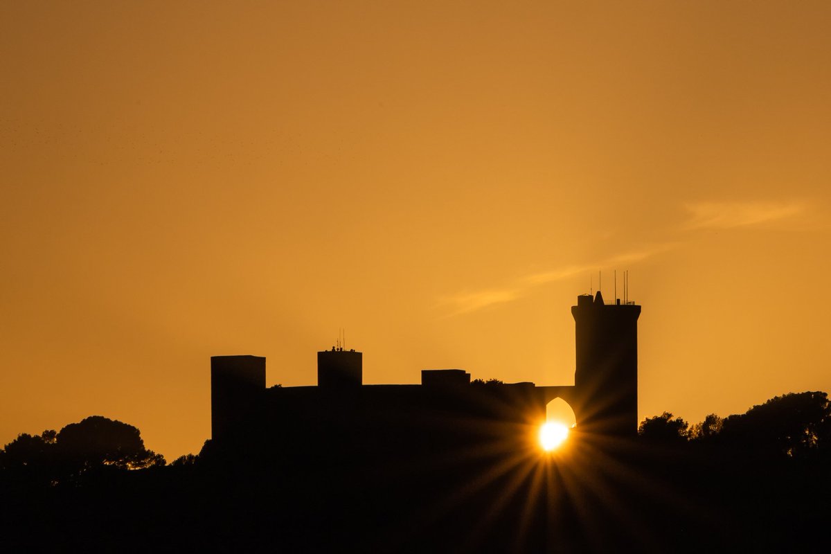 Puesta de #Sol en el Castell de Bellver
@UHmallorca @IB3noticies @rtvenoticias @A3Noticias @noticias_cuatro @sextaNoticias @AEMET_Baleares @AEMET_Esp @esa @esa_es @NASA @NASAEarth @NASA_es @NatGeoEsp 
#sunset #castle #mallorca #castelldebellver #skyonfire