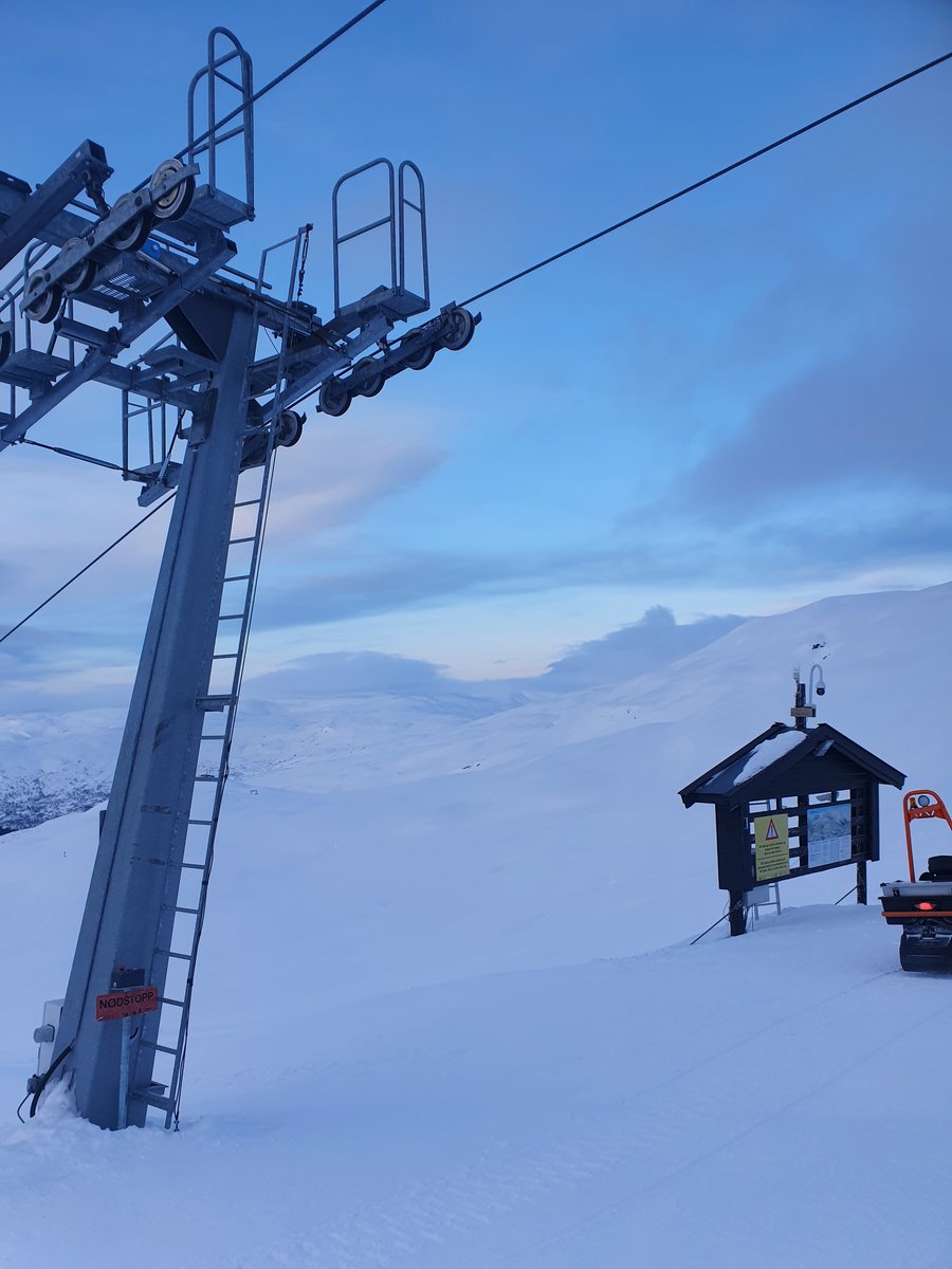 Faste, fine løyper og det er meldt litt sol idag.  -7 og litt kald vind på toppane og ver obs på enkelte skavlar i høgden. Anlegget er ope til 16. Mykje ledige kort og me har studentrabatt. Gratis skibuss kl. 10. Husk smittevern og velkommen til flott vår-skikøyring i Myrkdalen!