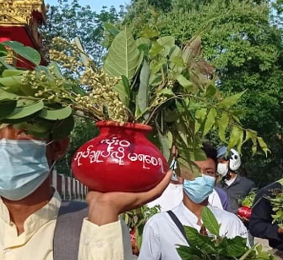 thanlwinkhet's tweet photo. As being the first day of Myanmar traditional Thingyan eve, most protesters created as Atar movement with welcoming pots combined anti-regime messages across the country. 
#WhatIsHappeningInMyanmar 
#Thingyan https://t.co/67q2VJCqTI