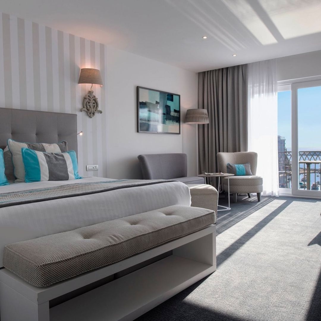 hoteljuliani's tweet photo. Treat yourself to our recently refurbished Junior Suite and enjoy the picturesque views of Spinola Bay while you watch the world go by over a drink.

Let the feeling unfold ✨https://t.co/Gcl7a4lBZJ https://t.co/9f9Yjw7qXo