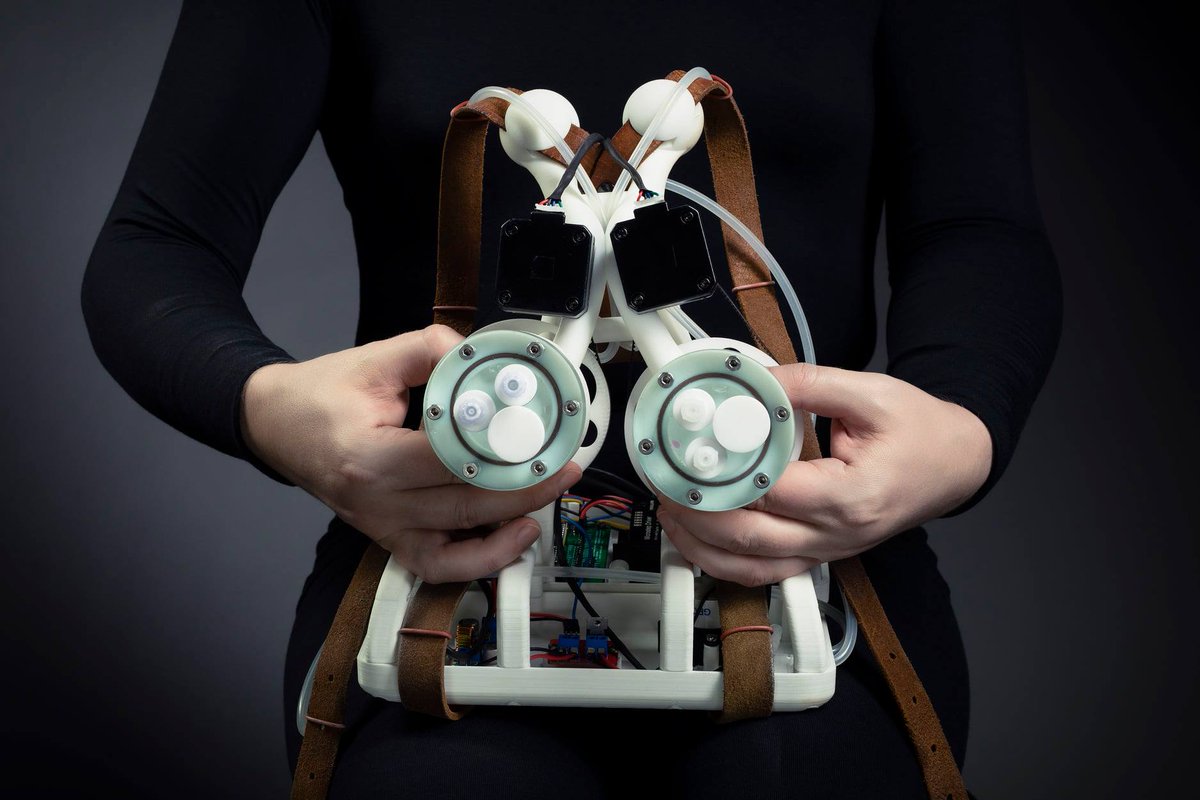 Spet nas lahko obiščete na naši novi lokaciji na Likozarjevi 1. V <a href="/kapelicagallery/">Kapelica Gallery</a> je na ogled instalacija MORITZ SIMON GEIST: ‘MR-808 Interactive’, v skupnih prostorih pa stalna postavitev ADRIANA KNOUF : ‘Xenological Entanglements. 001b: Saccular Fount’.

Vabljeni! ✨