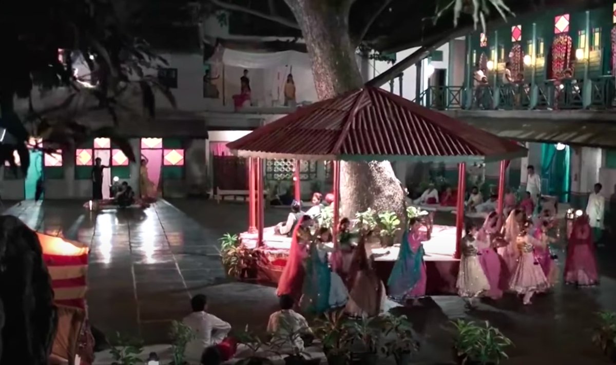 The most popular example of the same location/space used to create two completely different ambience is in Nayagan. Thota Tharani converted a building& #39;s outside area into a brothel, and the opposite end of the same building was used as Velu Nayakkar& #39;s house. 2/n.
