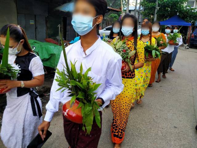 Merries12494's tweet photo. Atar Clay Pot strike in Insein Tsp, Yangon as an anti-coup protest on the first day of Thingyan.
#Apr13Coup #WhatsHappeningInMyanmar #NoFlyZoneInMyanmar https://t.co/dbnhWRloIB