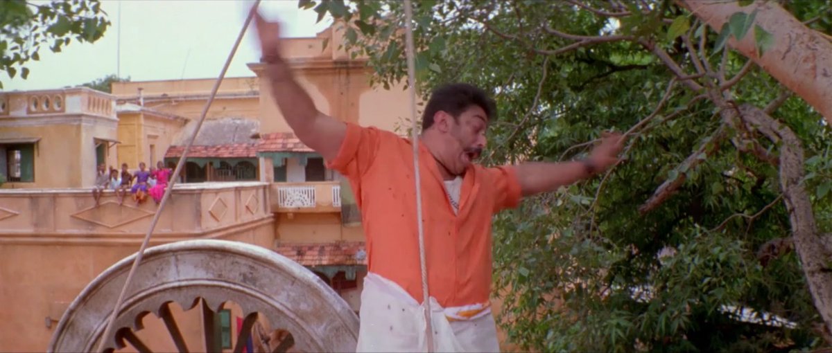 Another example is from Virumaandi. Notice the house behind here. It's Kothhala Thevar's residence and we see the terrace and architecture explicitly. The tree is constant and plays a prominent part. 4/n.