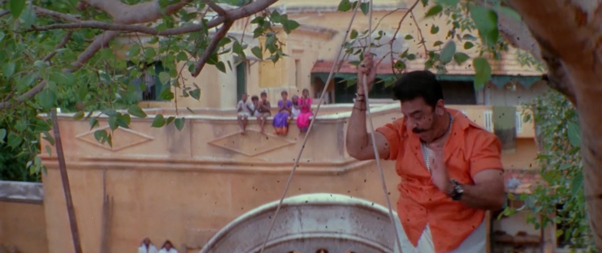 Another example is from Virumaandi. Notice the house behind here. It's Kothhala Thevar's residence and we see the terrace and architecture explicitly. The tree is constant and plays a prominent part. 4/n.