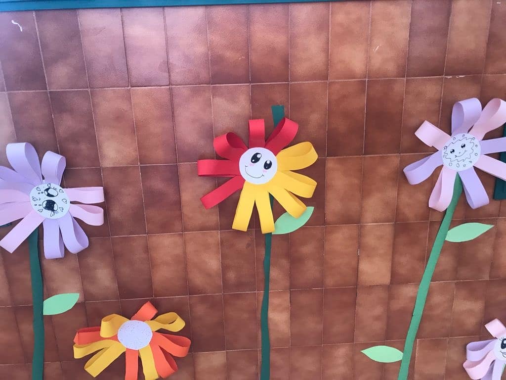 epiasabadell's tweet photo. JA HA ARRIBAT LA PRIMAVERA!
Ha arribat al passadís de 1r de primària! Entre tots i totes hem fet flors on hem practicat la tècnica de retallar, dibuixar i enganxar.
Quines flors mes boniques, quin goig!!!!
#1RPRIPIASABADELL
#PRIMÀRIAPIASABADELL https://t.co/zs6suyY4vC