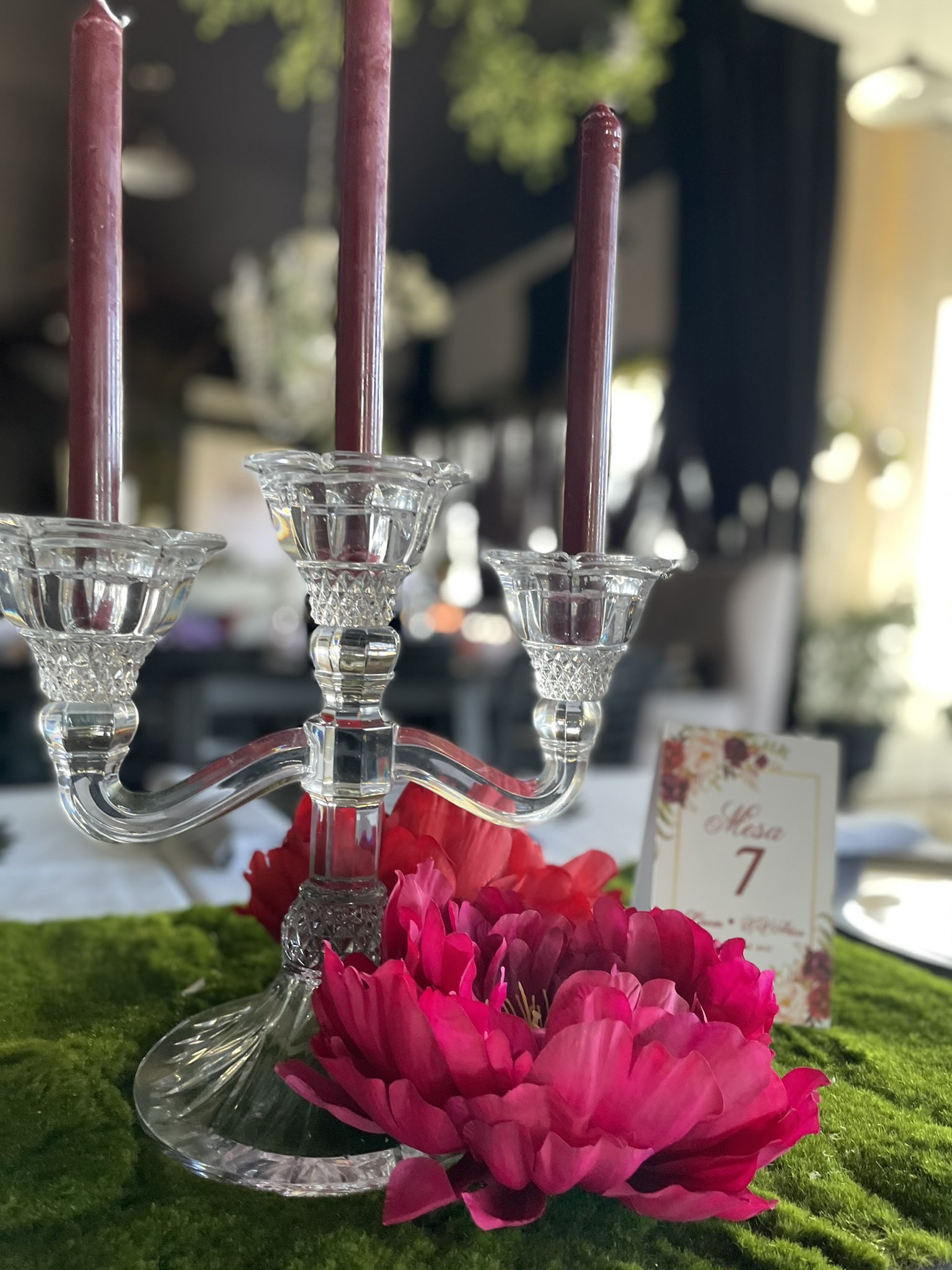 chandelier lounge cuisine / Twitter