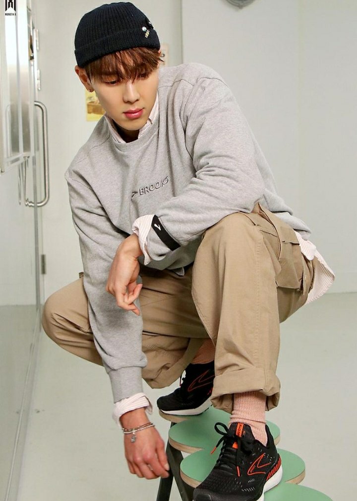 MXMONBEBEISRAEL's tweet photo. Shownu you look so handsome and so sweet at the same time๐ค๐๐ฅฐ๐ฅ
i love you so much๐ค๐๐
And you're a perfect men๐ค๐
#StarshipPost
#MONSTAX
#SHOWNU #AD #BROOKS
@OfficialMonstaX https://t.co/JDLalprdo6