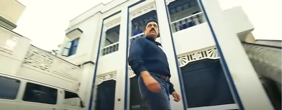 In Vettaiyadu Vilaiyadu, notice the similarities? His office becomes the residence of Royapuram Mani and the confrontation between him and DCP Raghavan in the opening scene. Only the paint color has changed. 7/n.