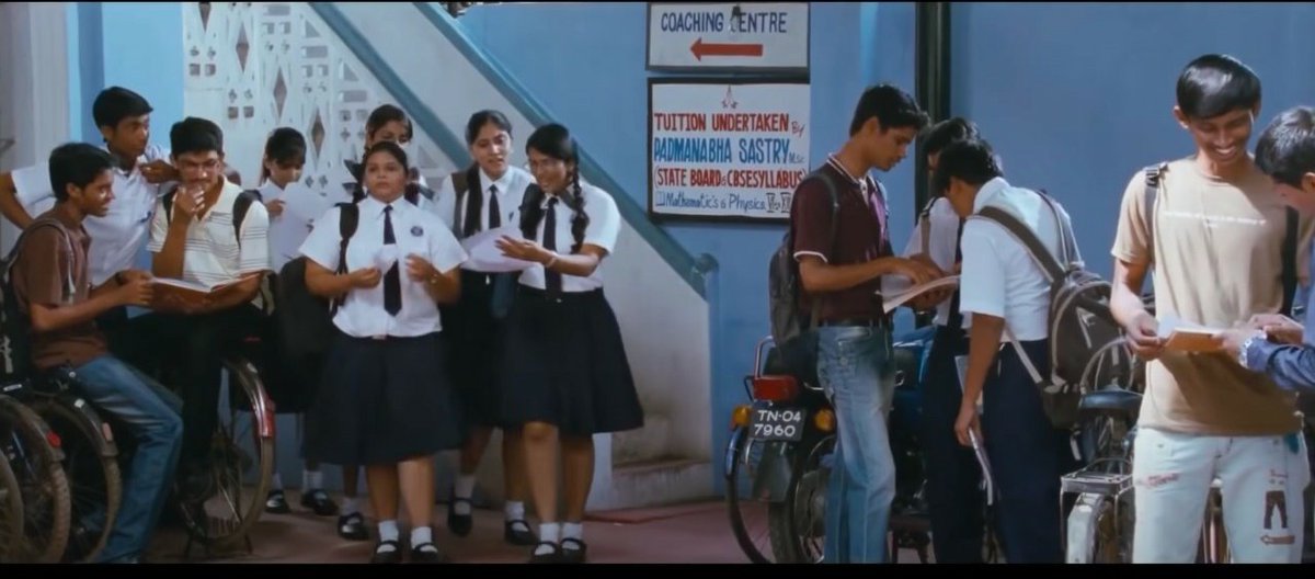 And finally, in Neendhane En Ponvasantham,  @menongautham give the space a more vibrant color and recreated it as the tuition centre where Nithya and Varun meet. The stairs is unmissable! 10/n.