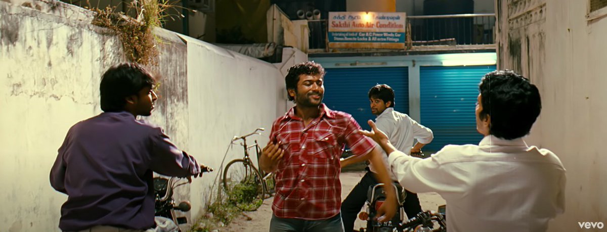 You'd think the place wouldn't have warranted a presence in Vaaranam Aayiram even though there wasn't a scene specifically shot there. But you're wrong. The location makes a fleeting apperance in Anjala song as Sakthi Auto Air Condition. 9/n.
