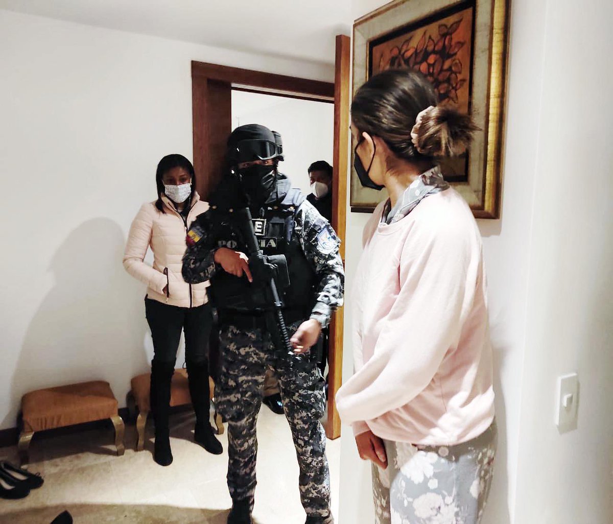 FiscaliaEcuador's tweet photo. #FiscalíaEc ejecuta órdenes de detención contra Pablo C., contralor general (S); José A. B., exsecretario de Presidencia; y 4 personas más. En los allanamientos, liderados por la fiscal general @DianaSalazarM2, se levantan indicios relacionados con el delito investigado. https://t.co/whefvkMyAl