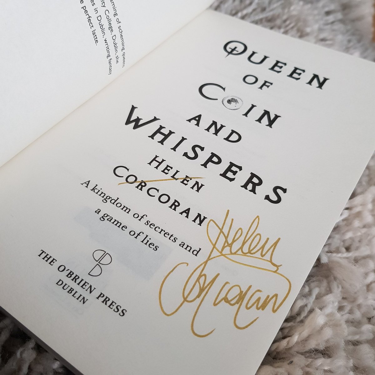 _verfeling's tweet image. Read &apos;Queen of Coin and Whispers&apos; last month but hadn&apos;t managed to draw it yet :)
It&apos;s sapphic YA fantasy about a newly crowned queen and her spymaster. The signed version I ordered took like 2 months to get here but it&apos;s so pretty 😍