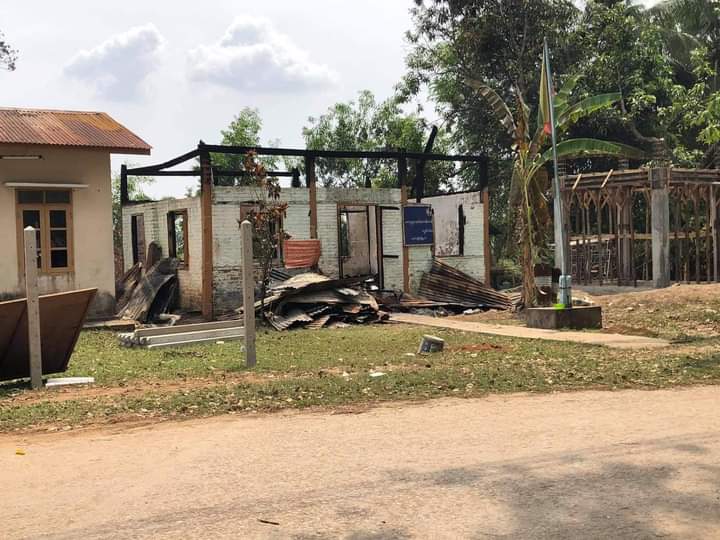 sfys_nn's tweet photo. Another administration office in #MawLaMyaing was also caught on fire on Apr 13 around 3am. Even though what causes the fire hasn't been reported, serious damages were caused and the office was completely burnt down into ashes.
#Apr13Coup 
#WhatsHappeningInMyanmar https://t.co/mue7G2wFfp