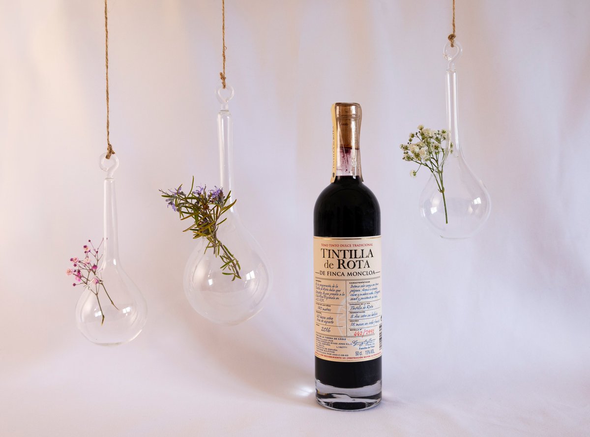 Nuestro #TintilladeRota es un vino dulce que marida a la perfección con los postres, aunque nos gusta tanto que cualquier hora del día es buena para disfrutarlo. 

Y a ti, ¿qué te parece nuestro Tintilla de Rota?