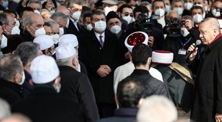 Ali_Agca_'s tweet photo. Soldaki, 84 milyon insana virüsü hep birlikte yaydık dedi...

Sağdaki, 2 yıldır "Koronavirüs" yayılmasını diye eğitim hakkı elinden alınmış "Üniversite" öğrencilerin boş sıraları.

Şimdi soruyorum kim yaydı bu virüsü? 
#VakalarınArtmasınınSorumlusu https://t.co/ylYHNLO42o