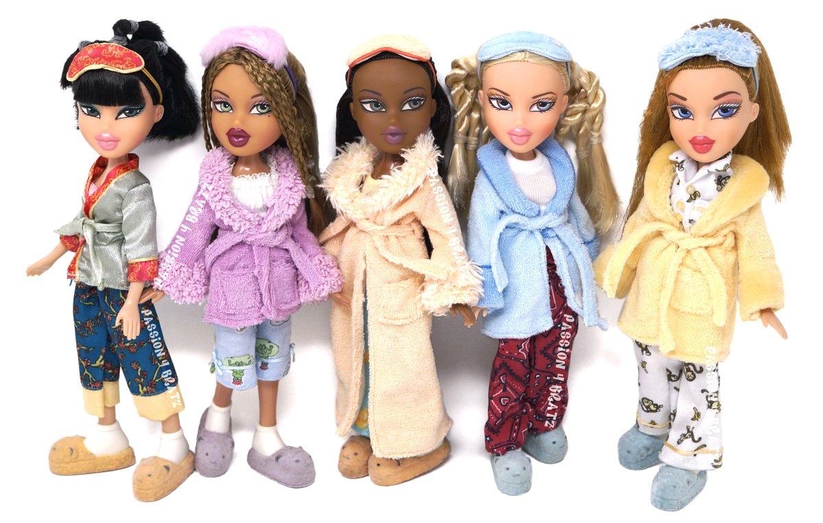 Отчего сегодня куклы. Кукла братц Ясмин Пижамная. Куклы Bratz Slumber Party. Братц Мейган. Братц Мейган Саша.