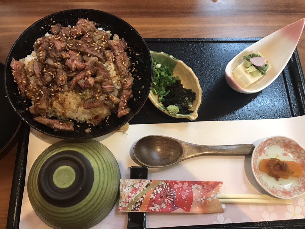 kmtek7110's tweet photo. #和ごころ上田
ランチで利用。開店と同時に満席になります。予約必須です。和ごころ御前と和牛のひつまぶしを頂きました。
#寿司北海道
夕食で利用。こちらも18時を過ぎると満席に。カフェサンデーは甘すぎず美味しいです。
 #welove鳥取eat https://t.co/f170h6MXG6