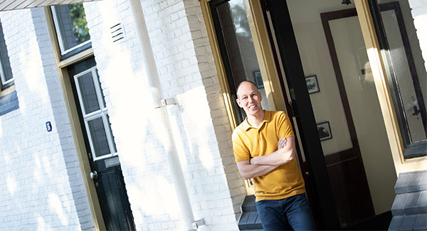 Collega Ferdy op het juiste spoor bij De Groot Vroomshoop. “De plek van bedrijfsleider kwam vacant en mijn collega’s schatten mij in als juiste persoon op die plek. Een mooi compliment. Zij gaven de doorslag en ik waagde de stap!” Lees: werkenbijdegrootvroomshoop.nl/op-het-juiste-….