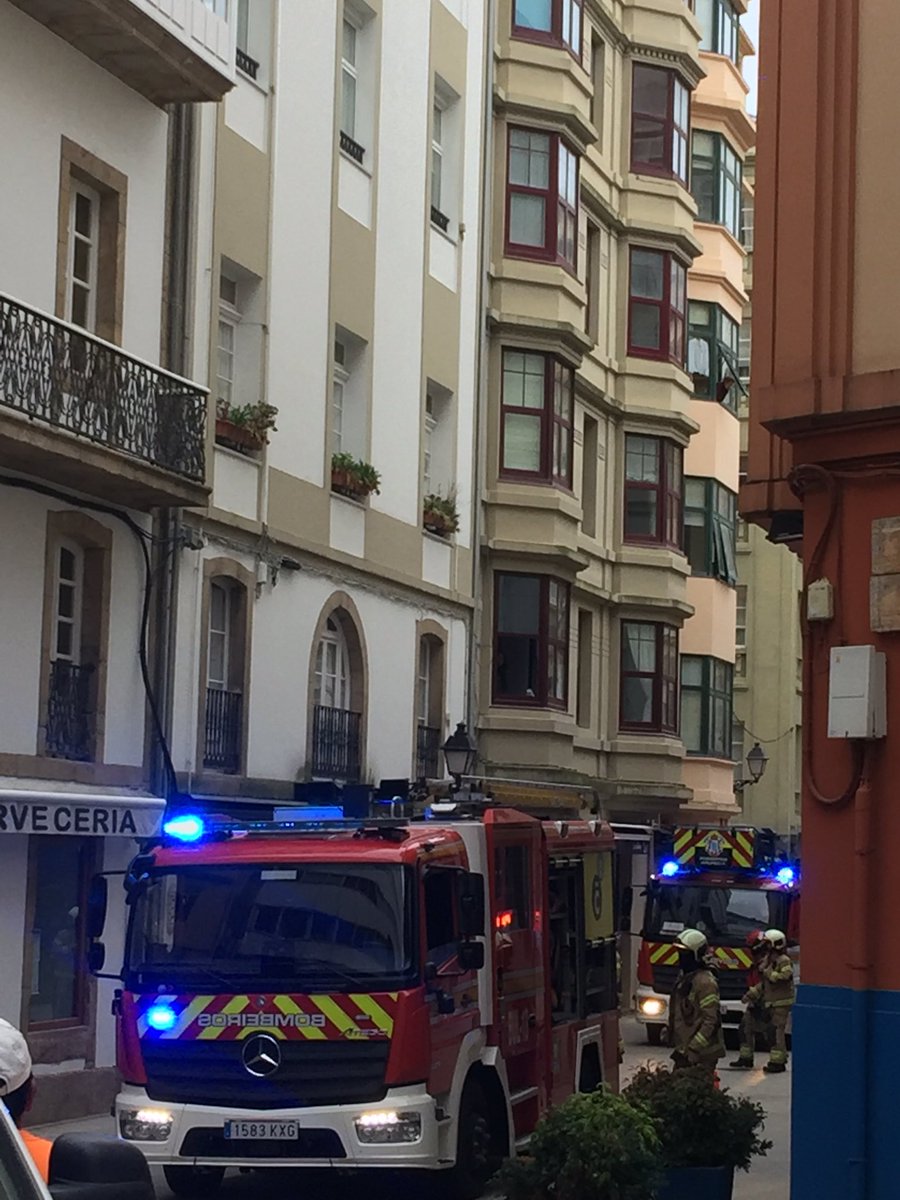 Intervención de los bomberos en calle Troncoso por fuerte olor a gas
<a href="/EloyTP/">Eloy TP</a> #Coruna