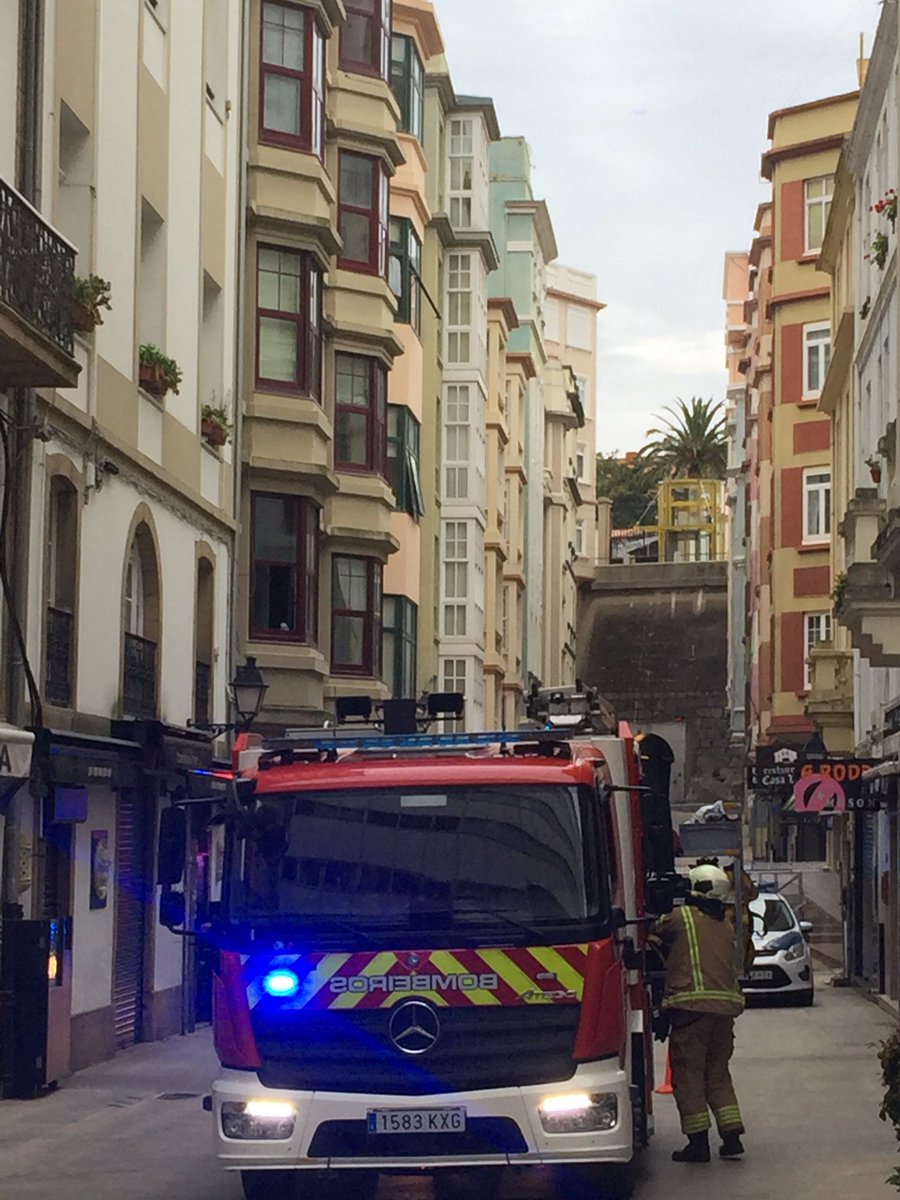 Coruna_in's tweet photo. Intervención de los bomberos en calle Troncoso por fuerte olor a gas
@EloyTP #Coruna https://t.co/IuAHbPVMAw