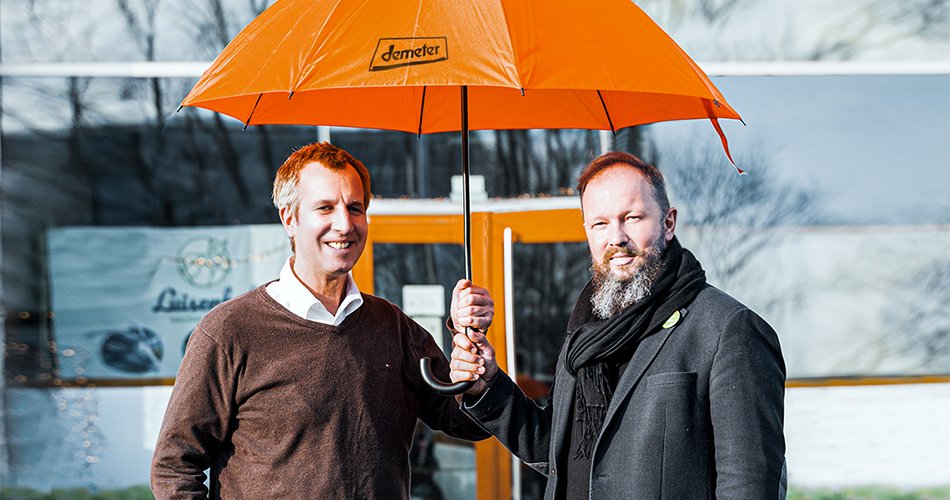 demeter_de's tweet photo. Im aktuellen #DemeterJournal spricht Demeter-Vorstand Johannes Kamps-Bender mit Michael Müller, Geschäftsführer der Luisenhof Milchmanufaktur. Warum es heutzutage mutig ist, eine Milch zu produzieren, die ohne Homogenisierung auskommt, erfahrt ihr hier: https://t.co/nt2JC4jFwG https://t.co/FwOZGlYgPX